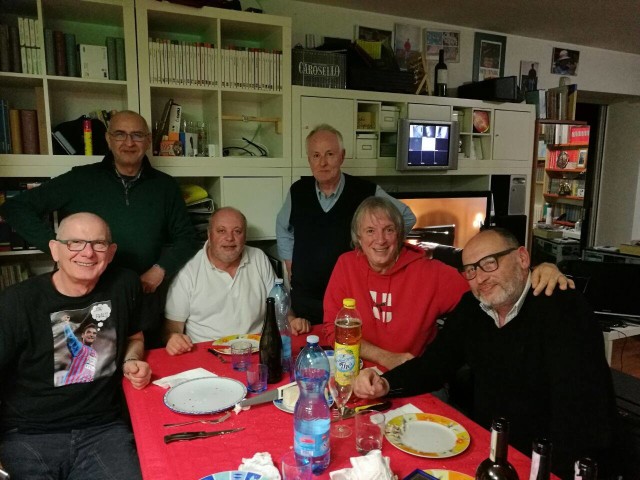 Il gruppo di amici a cena tutti insieme per Barcellona-Juventus